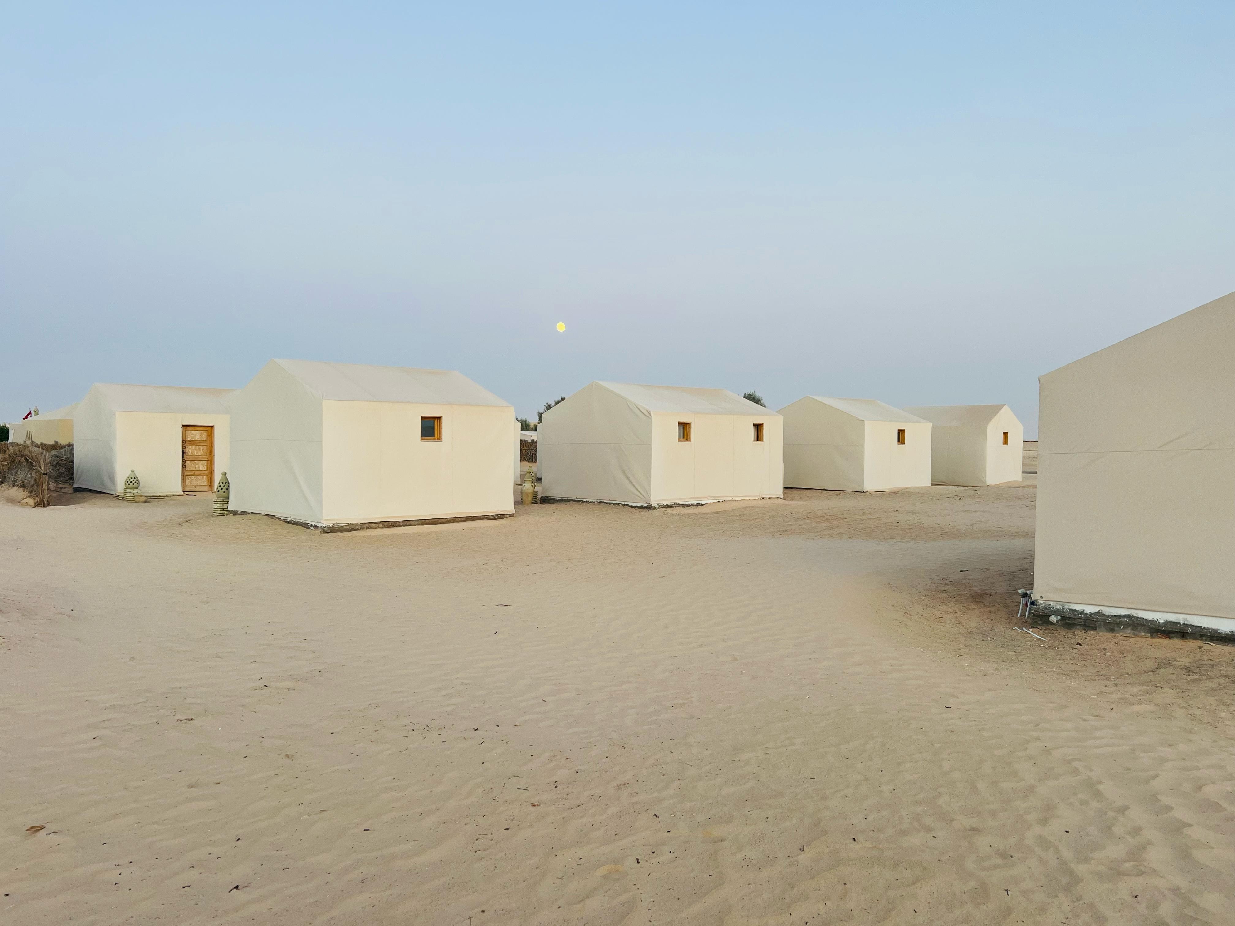 Nuitée sous la tente dans le désert tunisien camp Dunes Insolites